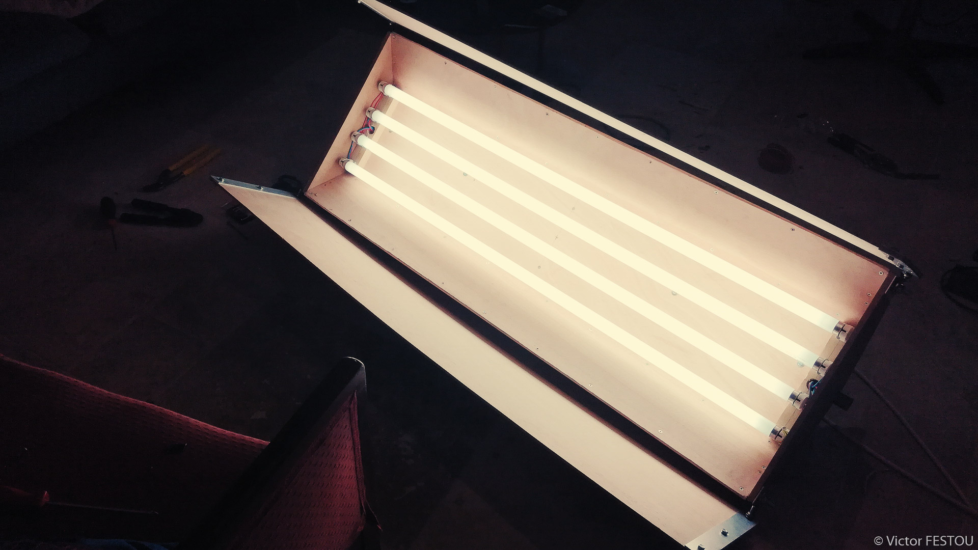 Test of the Construction DIY d'un éclairage type Kino-Flo /DIY Kino Flo with 4 tubes lit